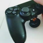 Des manettes de jeux vidéo adaptées pour jouer avec une seule main