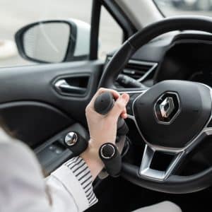 Boule au volant noire installée sur un volant, aide à la conduite pour personnes à mobilité réduite.