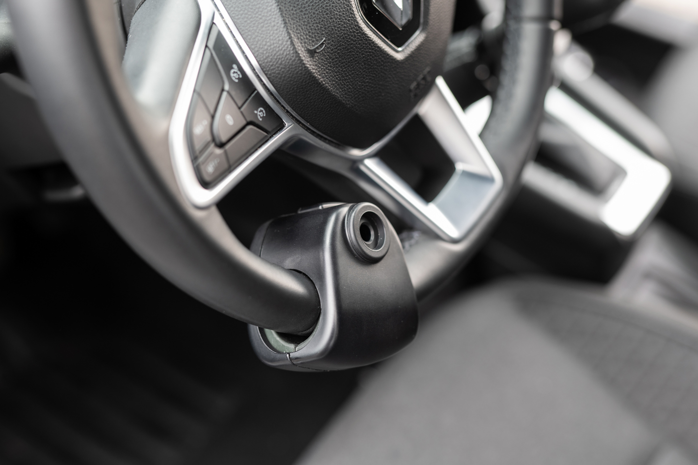 Boule au volant noire installée sur un volant, aide à la conduite pour personnes à mobilité réduite.