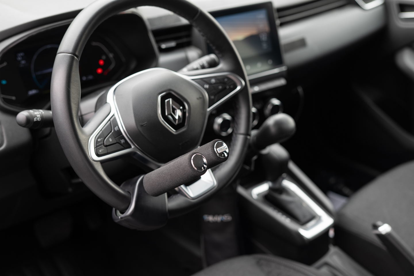 Boule au volant noire installée sur un volant, aide à la conduite pour personnes à mobilité réduite.