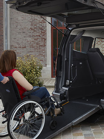 Comment charger et ranger votre fauteuil roulant en voiture ?