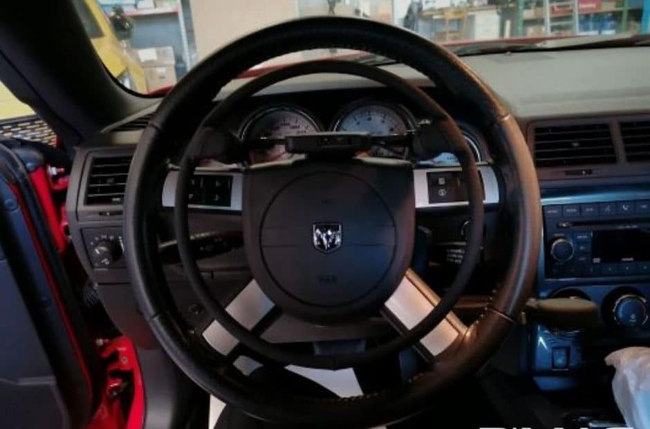 volant dodge challenger cercle accélérateur et freins