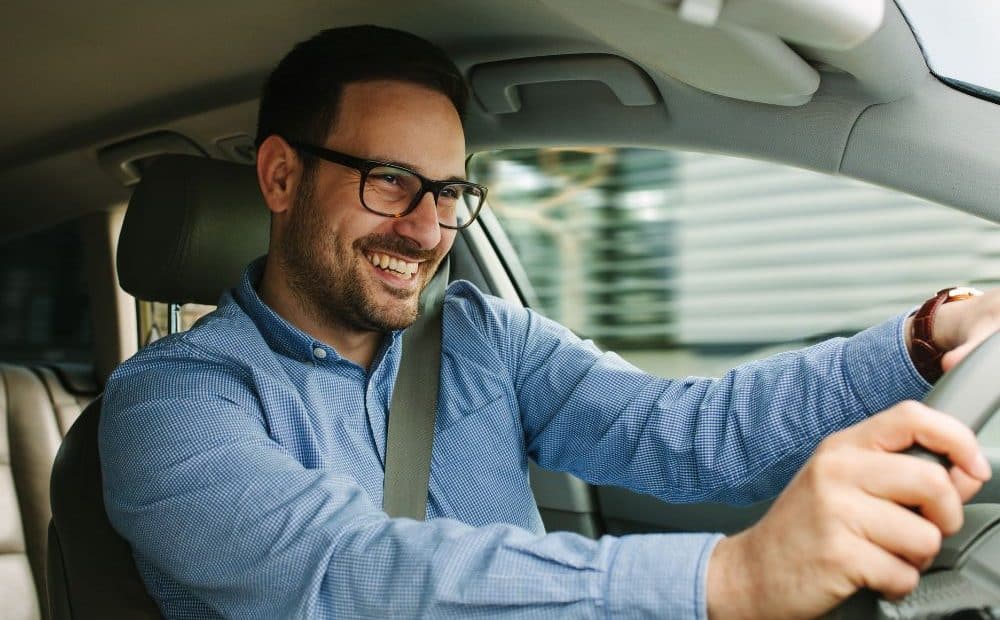 Homme qui conduit une voiture avec un combiné accélérateur frein